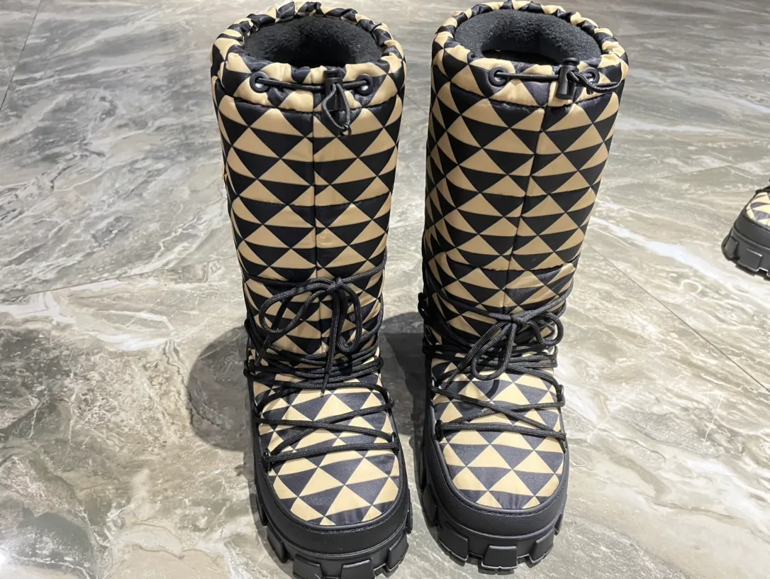 👟👟Ex-factory price 740👟👟 The highest version on the market, Prada's king style, snow boots, ski boots, fat and cute, so cute →_→ From the Prada limited series, unique. Shiny nylon Oblique upper with criss-cross straps for an ideal fit. The boots are made of technical fabric and have a short-cut version. They can be worn in the city or in the mountains. They make the calves slimmer, taller, warmer and have a concave shape. The boots and soles use the original waterproof effect. The size is 35-40. 41Customized